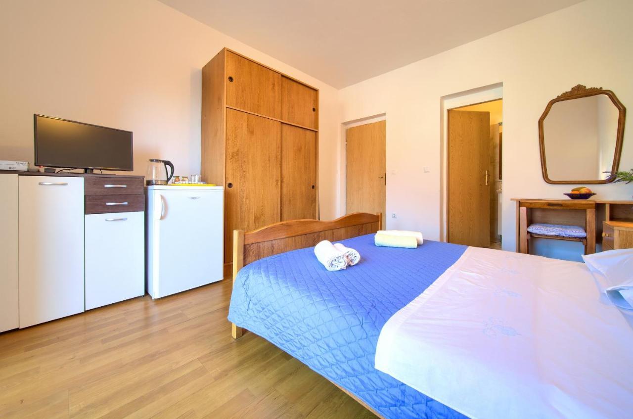 Apartments Petra Krk Town Exterior photo